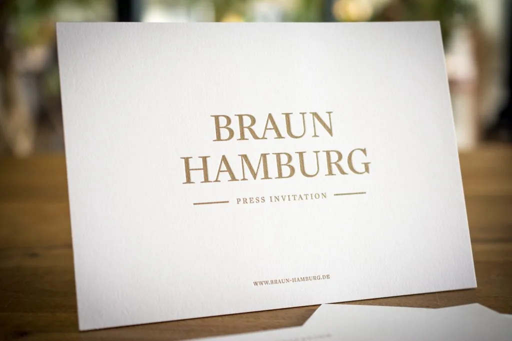 Das ursprüngliche Letterpress Verfahren in Kombination mit einem voluminösen Baumwollpapier transportiert deine Botschaften bestmöglich zum Empfänger.