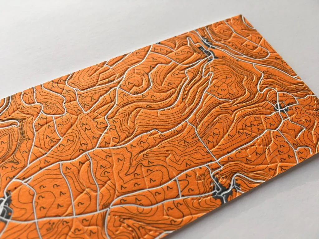 Wir können wir für die Herstellung deiner Druckprodukte auch Unmögliches möglich machen. Deshalb entstehen so einzigartige Stücke gedruckter Kunst mit authentischem Charakter auf schönsten Papieren.