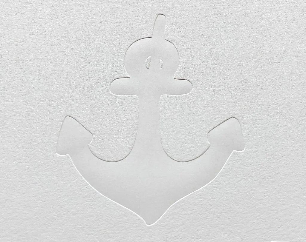 Papierstruktur im Prägebereich glätten.