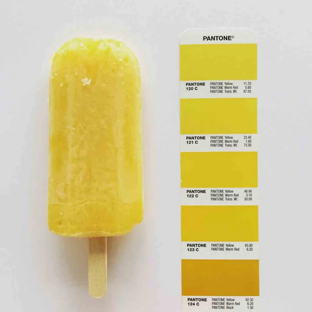 Da wir auf ungestrichenen Naturpapieren drucken, kannst du dir alle Pantonefarben aus dem „Uncoated“ Fächer aussuchen