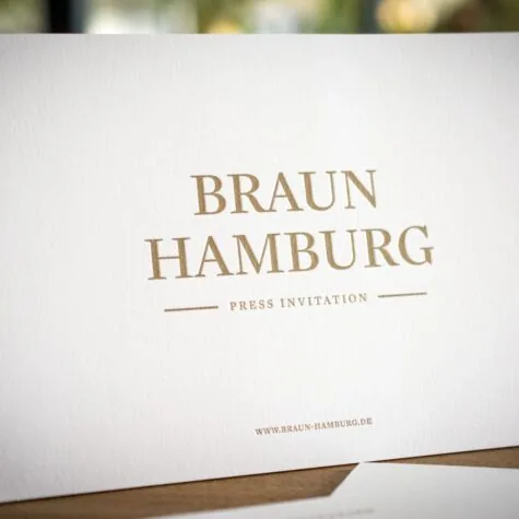 Braun Hamburg - Originelle und kreative Letterpress Einladungskarten Das ursprüngliche Letterpress Verfahren in Kombination mit einem voluminösen Baumwollpapier transportiert deine Botschaften bestmöglich zum Empfänger.