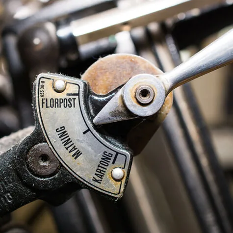 Detail Original Heidelberger Tiegel - Einstellung Papierlauf Letterpress Produktion in Hamburg auf historischen Druckmaschinen aus Deutschland