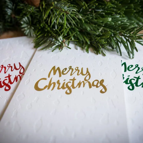Letterpress Weihnachtskarte mit drei verschiedenen Heißfolien und einer Blindprägung In unserer Letterpress Manufaktur in Hamburg steht dir eine sehr große Auswahl an Heißfolien mit oder ohne metallischen Glanz zur Verfügung