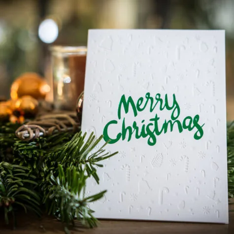 Letterpress Weihnachtskarte mit einer Heißfolie in Grün Durch eine Heißfolienprägung und Blindprägung besonders auffallende Effekte erzielen.