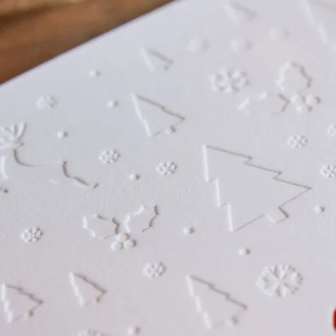 Letterpress Weihnachtskarte mit Blindprägung Eine Blindprägung ist eine Prägung ganz ohne Farbe und speziell auf feinen und haptischen Naturpapieren sehr wirkungsvoll