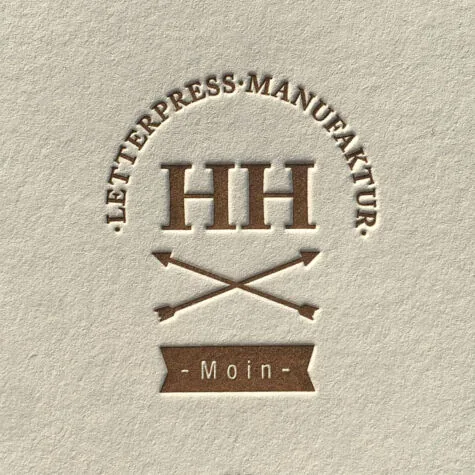 Vergleich zwischen einem intensiven Letterpress Kuss und einen zierlichen Küsschen im Digital- und Offsetdruck. Kissprinting mit Leidenschaft und Tiefenwirkung