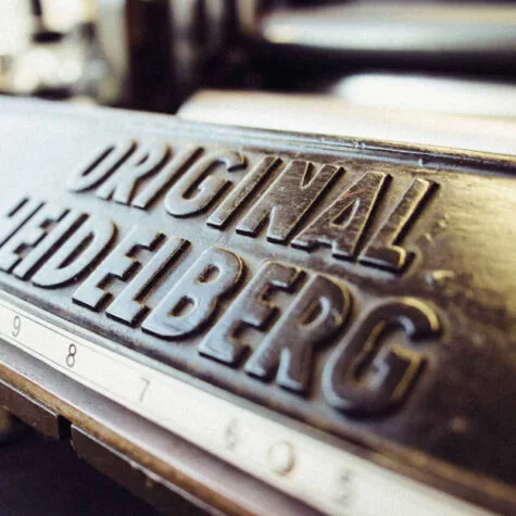 Bis zu 100 Jahre alte Druckmaschinen bringen mit dem Letterpress haptische Erlebnisse in die Gegenwart. Haptische Erlebnisse mit dem Original Heidelberger Tiegel