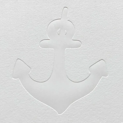 Weiterhin haben wir bei einer blinden Tiefprägung zusätzlich noch eine außergewöhnlich auffallende Möglichkeit. Papierstruktur im Prägebereich glätten.