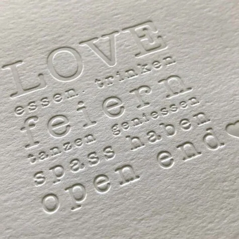 Der Letterpress und die voluminösen Naturpapiere bilden eine synthetische Einheit, die weit abseits vom Standard mehr Individualität und Einzigartigkeit verspricht. Für die Kreativwirtschaft: Auf den Spuren der Vergangenheit.