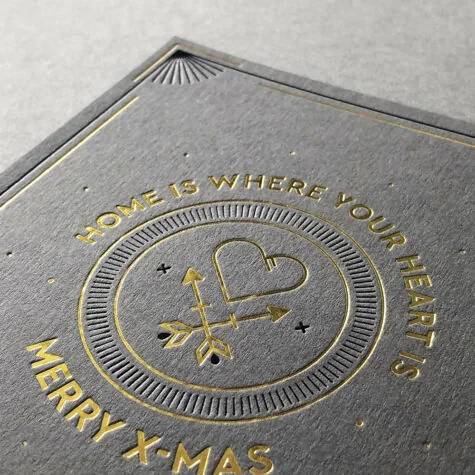 Du solltest eine Heißfolienprägung für deine Designs verwenden, wenn du willst, dass einige Elemente aus deinem Design hervorstechen. Warum sollte ich eine Heißfolienprägung für meine Designs verwenden?