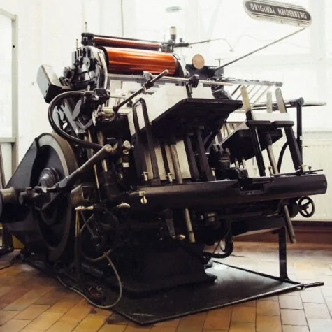 Die Tiegeldruckpressen werden aufgrund der Windmühlengreifer auch Heidelberger Windmühlen genannt. Wir lieben unsere Heidelberger Windmühlen.